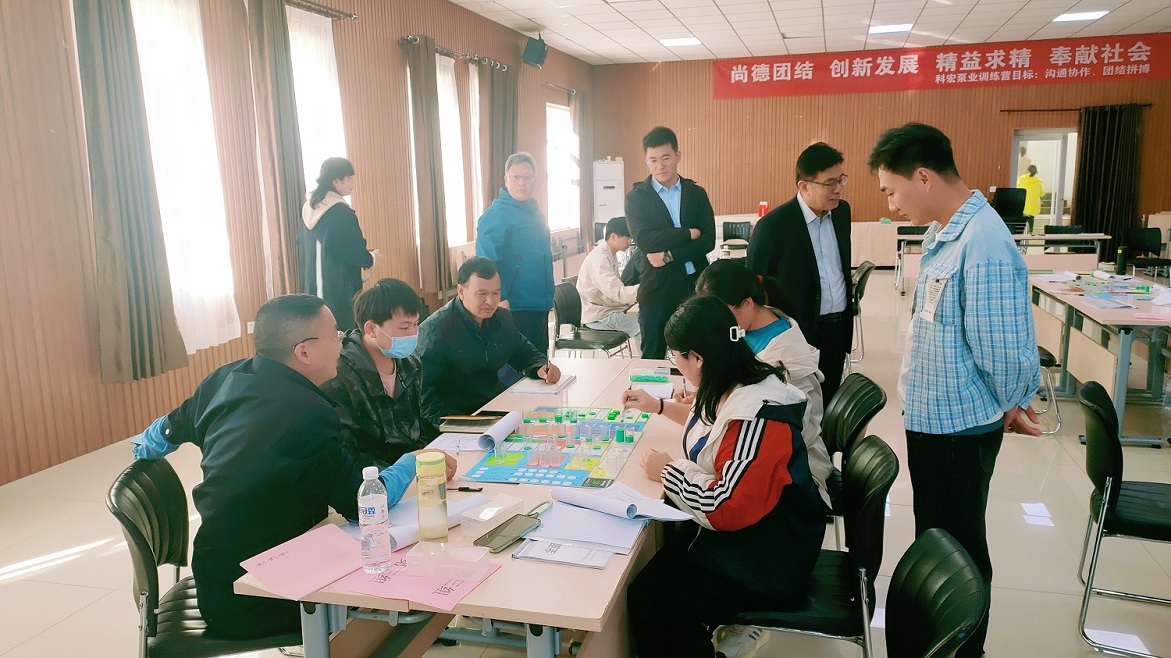 沙盘小组讨论中 沙盘小组讨论中